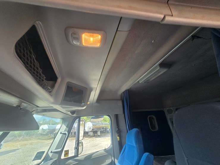 2006-freightliner-columbia-120-image-50