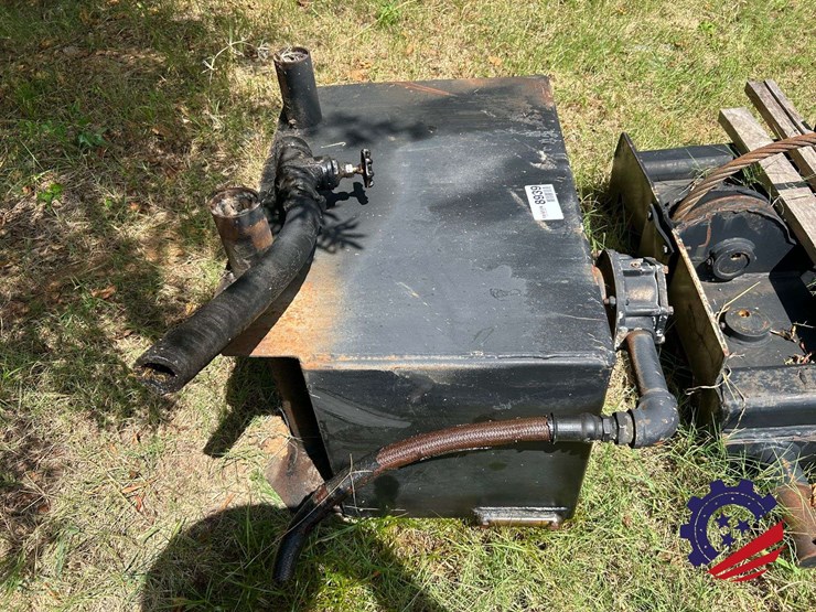 complete-roll-off-hoist-body-minus-the-tarper-rams,-tank,-plastic-fenders-image-2
