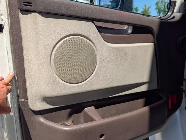 2018-volvo-10-image-19