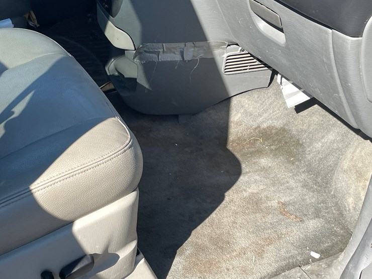 2005-chrysler-town-&-country-image-85
