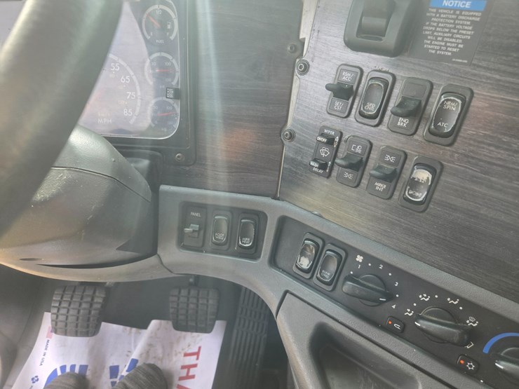 2006-freightliner-columbia-120-image-63