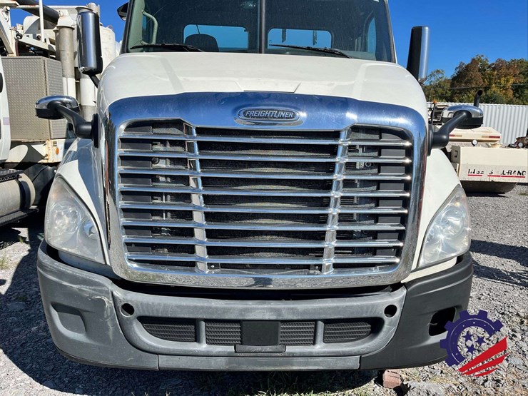 2017-freightliner-cascadia-t/a-truck-tractor-image-9