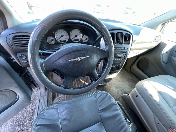 2005-chrysler-town-&-country-image-42