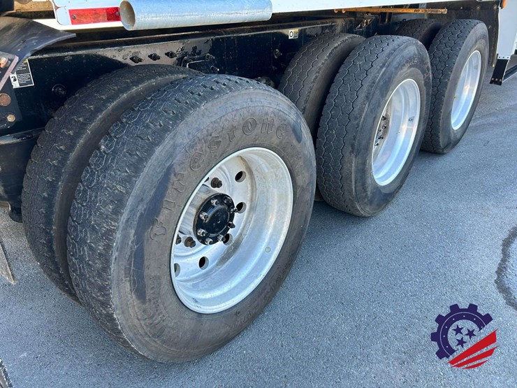 2020-peterbilt-567-image-26
