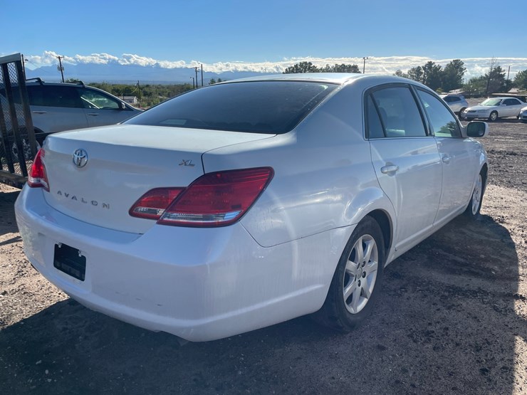 #2762-•-2005-toyota-avalon-(title-in-delay)-image-4