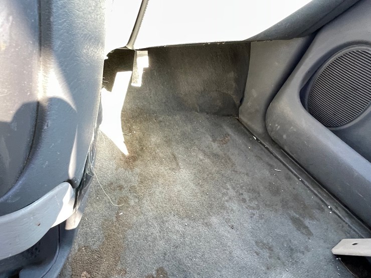 2005-chrysler-town-&-country-image-47