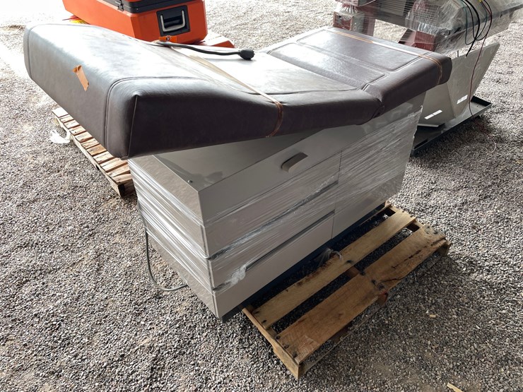 #4683-•-ritter-exam-table-image-1