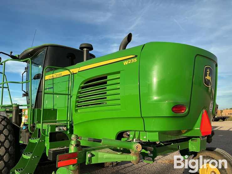 2021-john-deere-w235-image-13