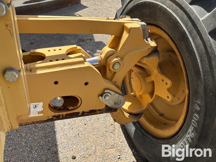 2013-deere-670g-image-17