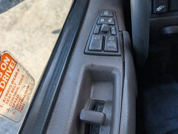 2018-volvo-10-image-25