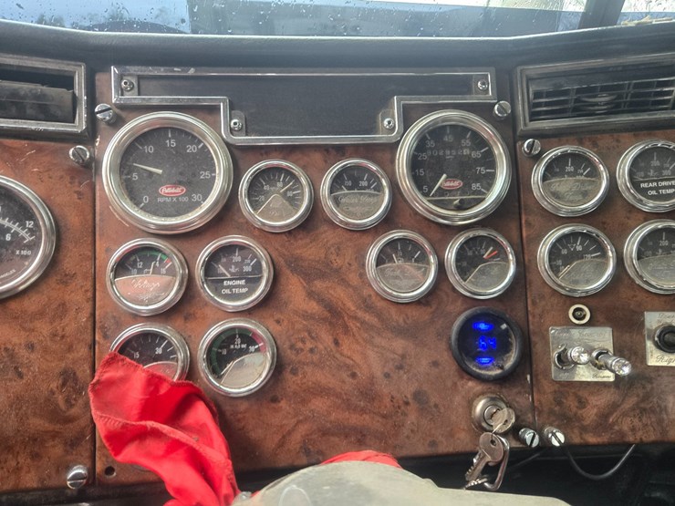 2000-peterbilt-379-image-49