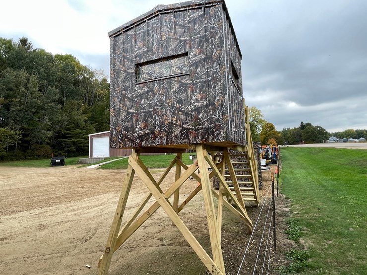 #1281-•-6'-x-6'-deer-blind-on-tower-with-steps-image-4