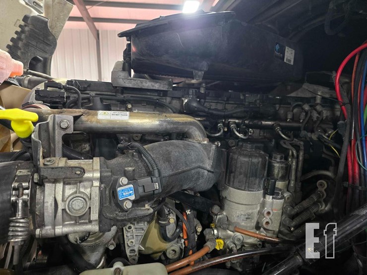 2013-freightliner-cascadia-125-image-27