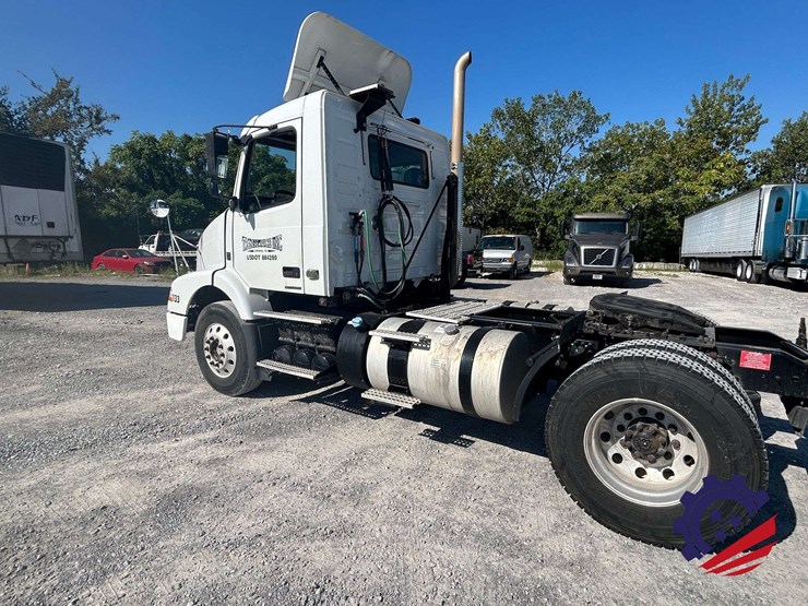2014-volvo-vnm42t-s/a-truck-tractor-image-3