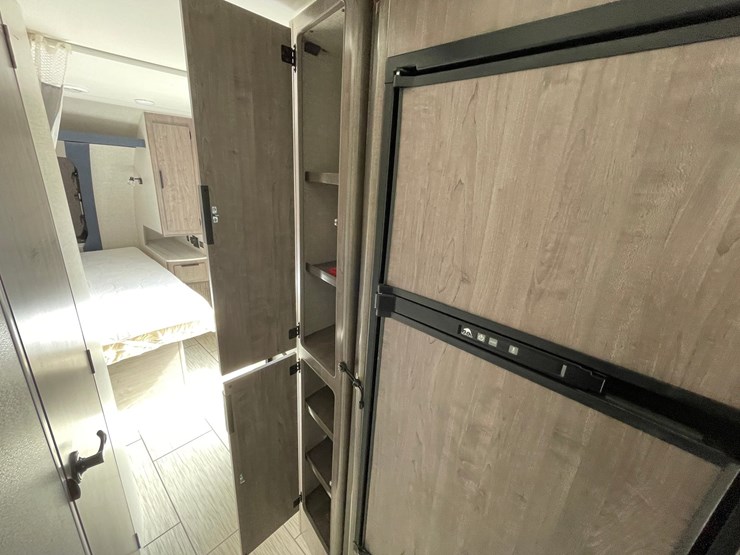 #2824-•-2022-lance-travel-trailer,-(has-new-mexico-title)-image-87