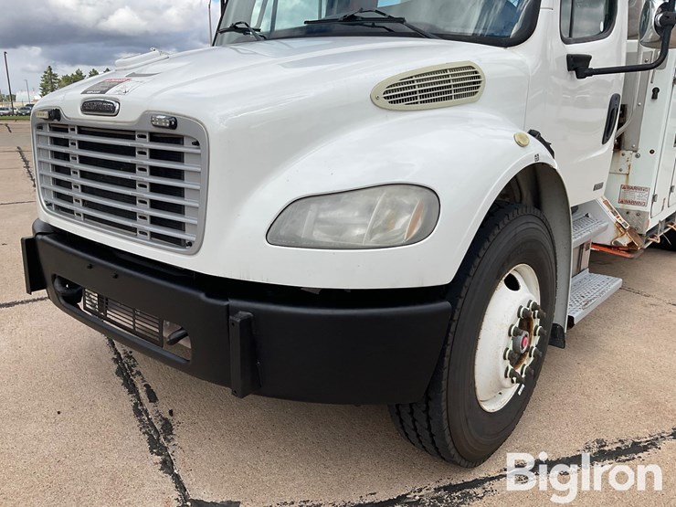 2010-freightliner-m2-106-image-14