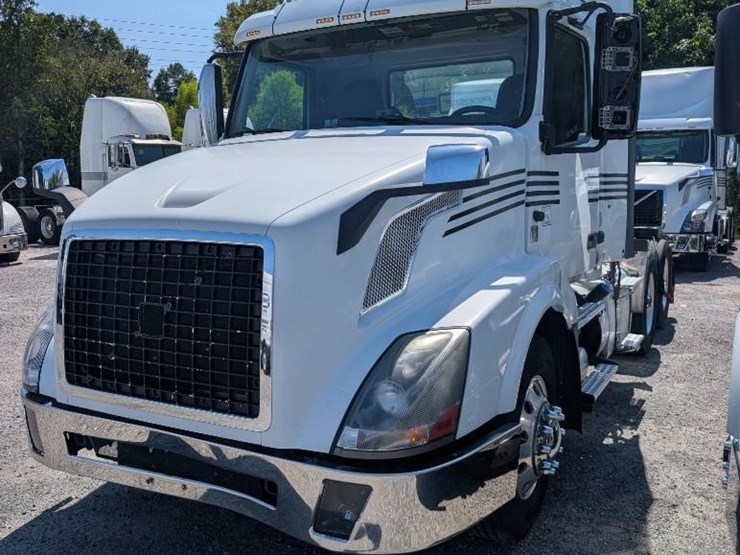 2017-volvo-vnl-t/a-day-cab,-volvo-engine-d13-425-h.p.,-odometer-reading-(miles)-823485,-volvo-i-image-3
