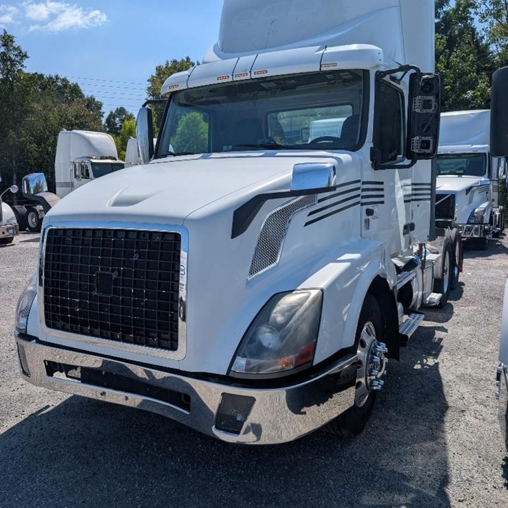 2017 VOLVO VNL T/A DAY CAB, VOLVO ENGINE D13 425 H.P., ODOMETER READING (MILES) 823485, VOLVO I