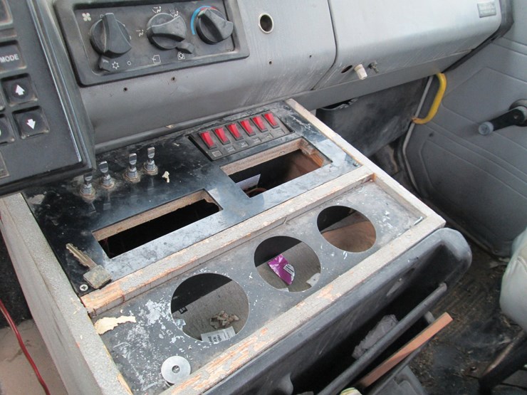 1998-freightliner-fl80-image-32