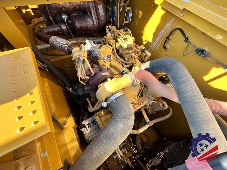 2018-caterpillar-320-image-77