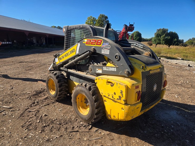 new-holland-l228-image-7