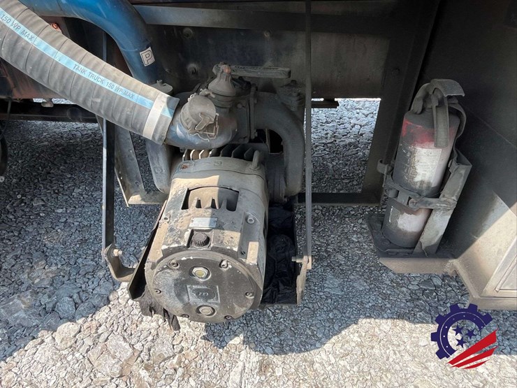 2011-international-paystar-tri-axle-hydrovac-truck-image-30