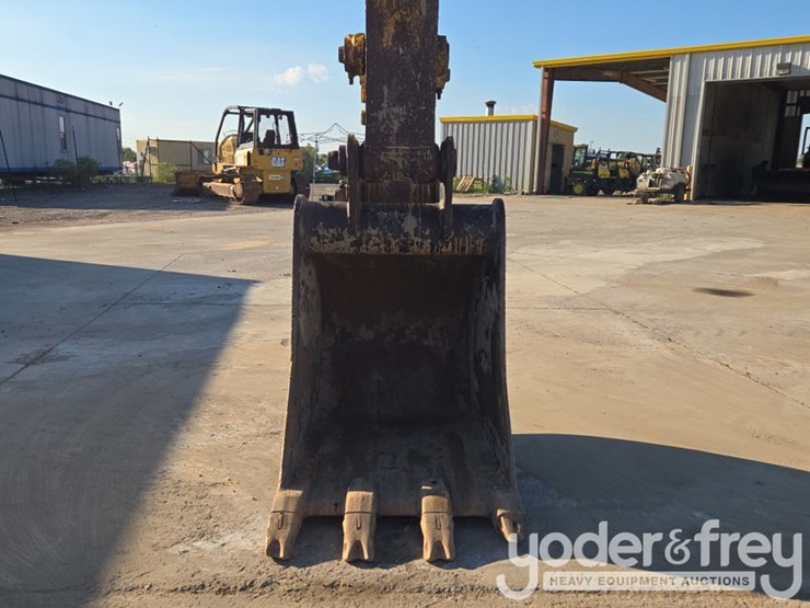 2015-komatsu-pc210-lc-11-image-24