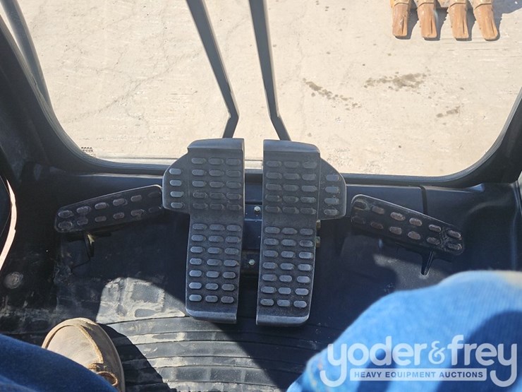 2015-deere-135g-image-31