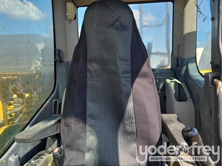 2015-komatsu-pc210-lc-11-image-71