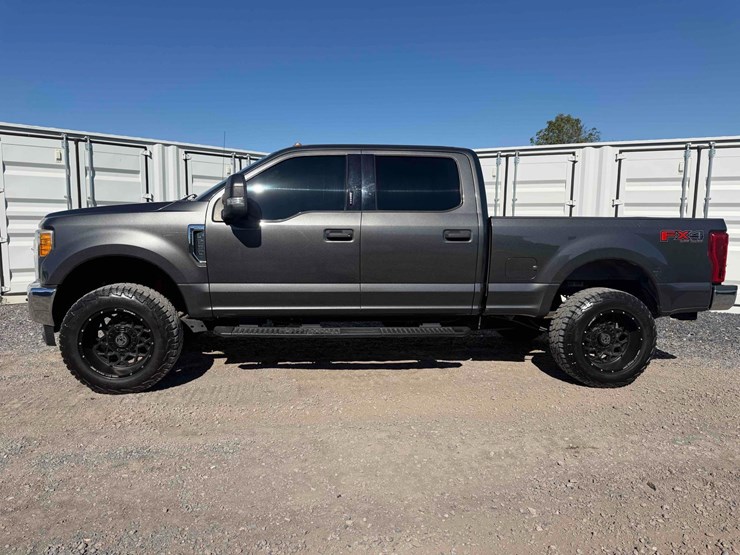 2017-ford-f250-xlt-image-2