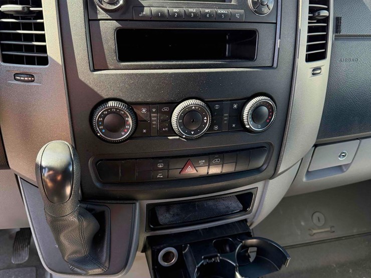 2010-freightliner-passenger-van-image-16