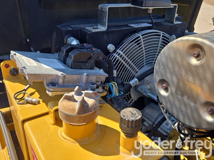 2021-caterpillar-cb34b-image-23