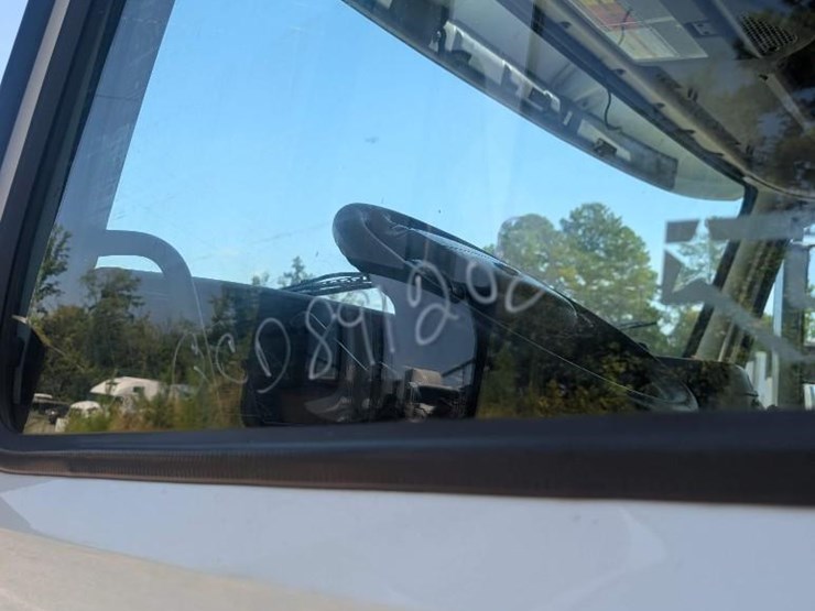 2018-volvo-10-image-5