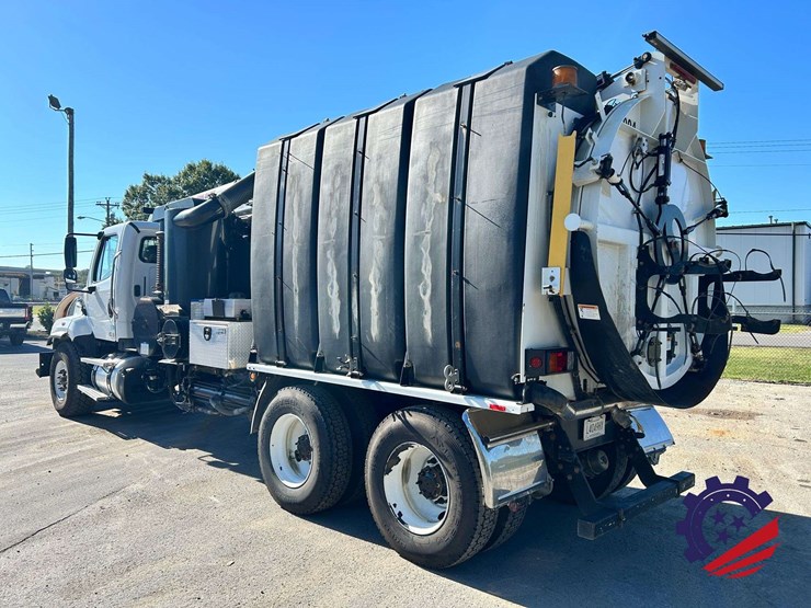 2019-freightliner-114sd-image-3