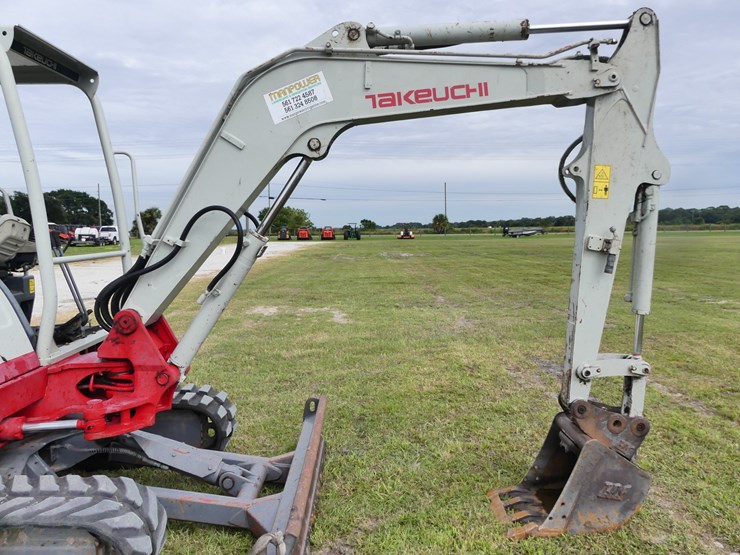 takeuchi-tb240-image-10