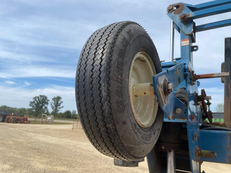 #1275-•-kinze-12'-corn-planter-image-54