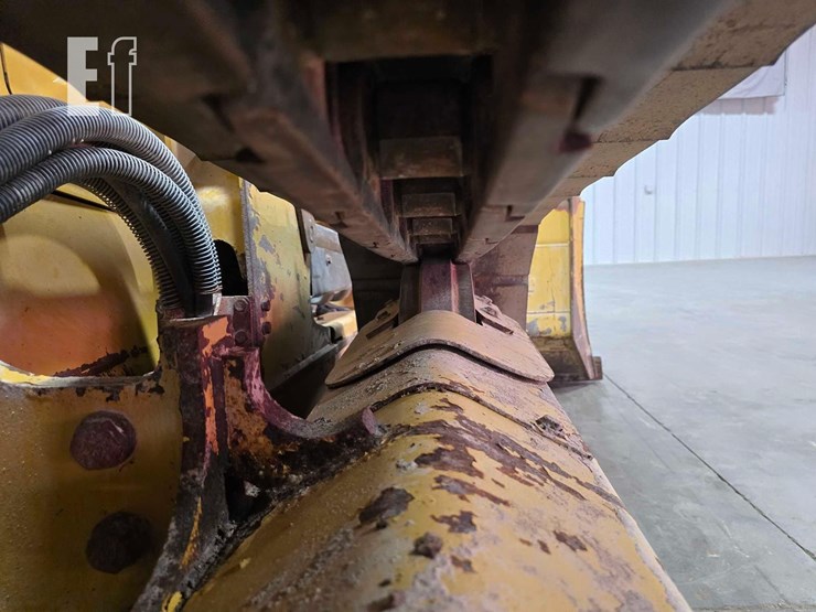 2022-caterpillar-d1-image-35