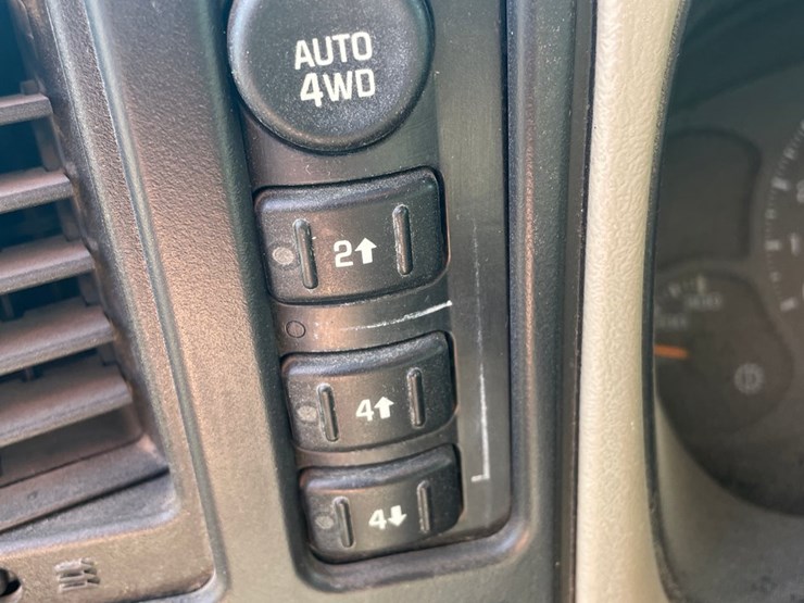 2004-chevrolet-silverado-2500-image-19