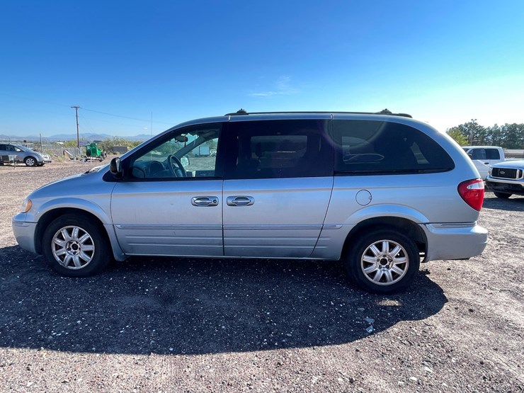 2005-chrysler-town-&-country-image-15