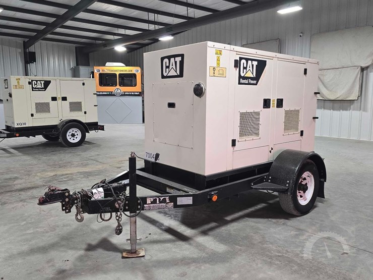 2015-caterpillar-xq30-8-image-3