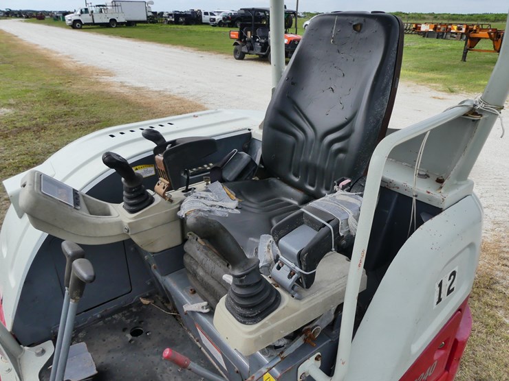 takeuchi-tb240-image-16