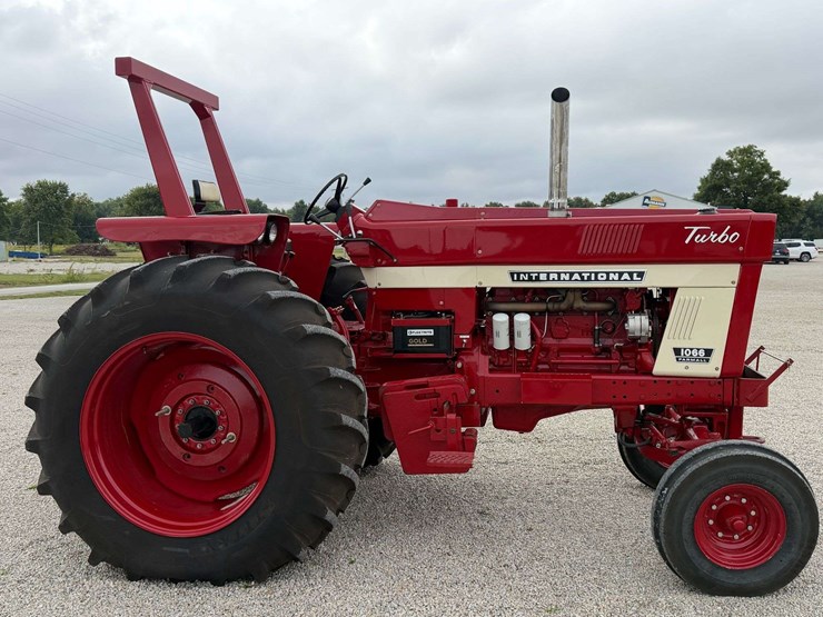 farmall-1066-turbo-row-crop-puller-image-5