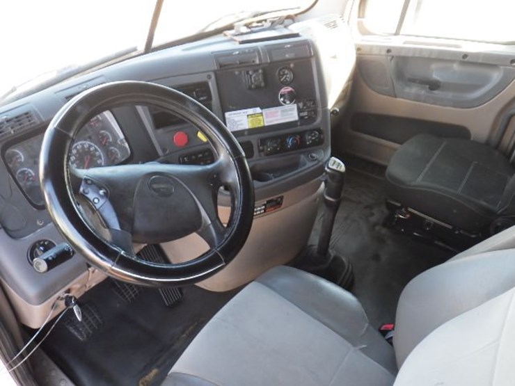2015-freightliner-cascadia-125-evolution-image-17
