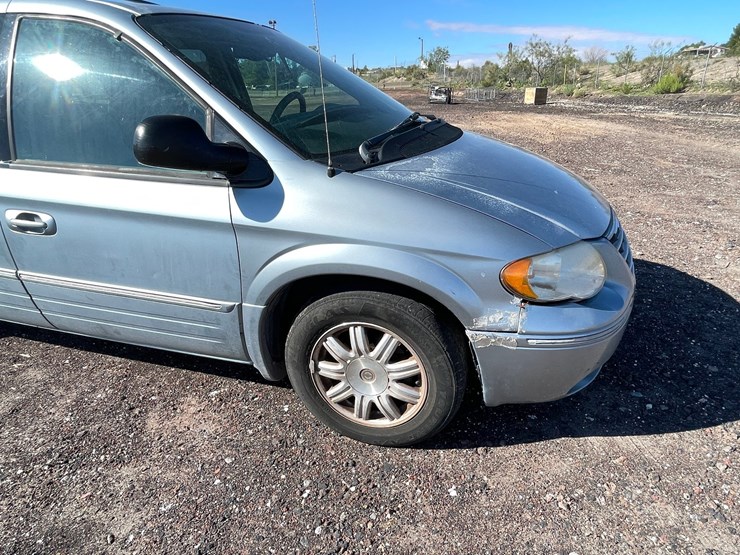 2005-chrysler-town-&-country-image-74