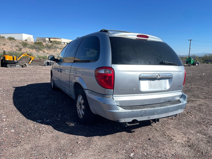 2005-chrysler-town-&-country-image-7
