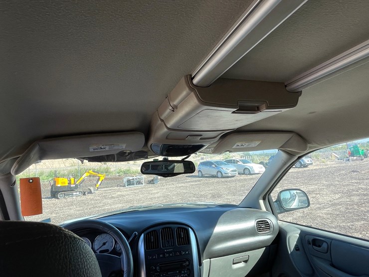 2005-chrysler-town-&-country-image-36