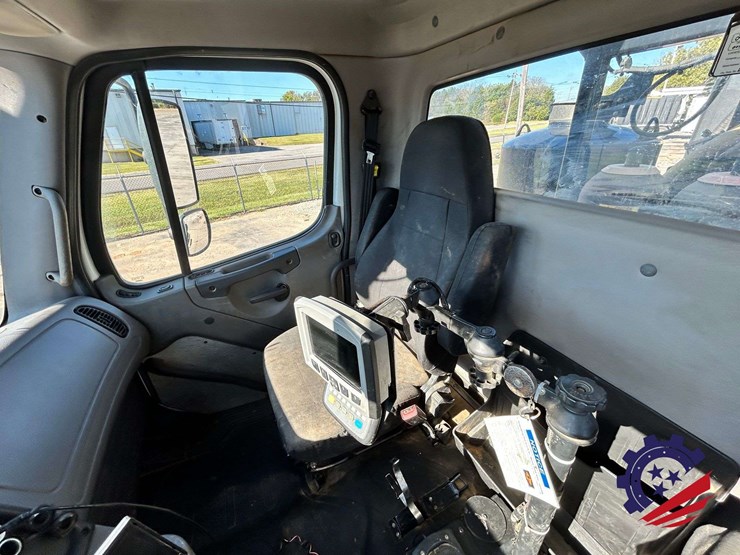 2019-freightliner-114sd-image-54