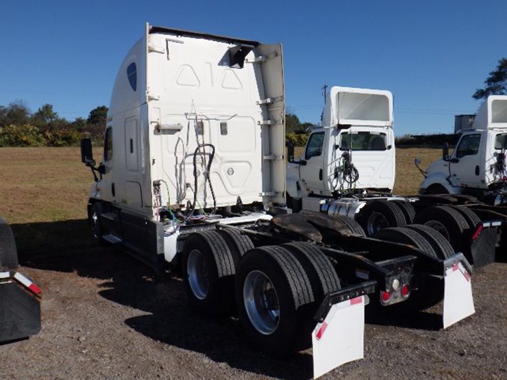 2015-freightliner-cascadia-125-evolution-image-13