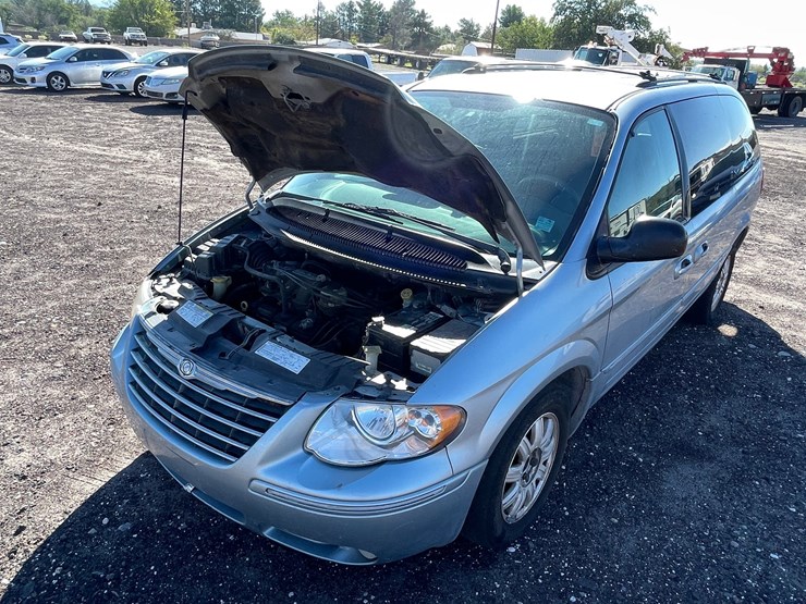 2005-chrysler-town-&-country-image-64