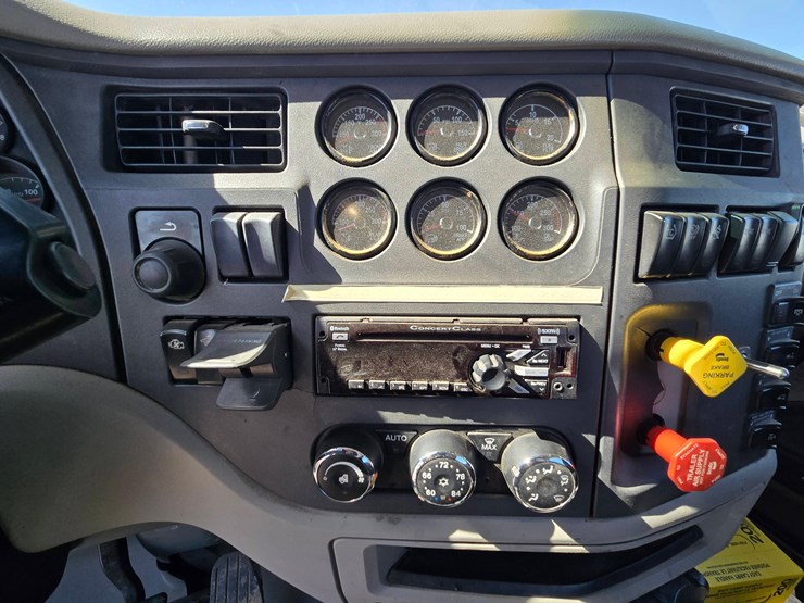 2018-peterbilt-579-image-28